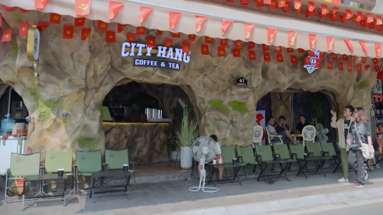 Quán cá phê ‘độc đáo’ bên Hồ Tây | Hà Nội đến để yêu | 02/10/2025